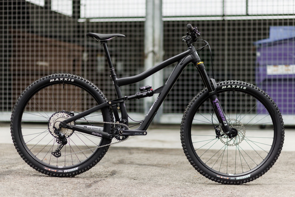 IbisCycles's tweet photo. 💥NEW BIKE ALERT 💥
The Ripmo AF is now available in two fresh new colors, Charcoal Grill and Dank Avocado. For 2023 the Ripmo AF is sporting a Marzocchi Bomber Air shock and Z1 Coil fork.
📸 @LearMiller
#ripmoAF #ripmo #ibis #ibiscycles #MTB #cycling #marzocchi #enduro https://t.co/K5EDHYf49Z