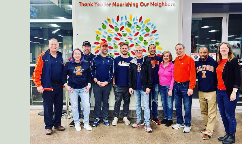 houillini's tweet photo. Houston Illini service event @HoustonFoodBank 11.19.22 https://t.co/Bvz8tcRWW1