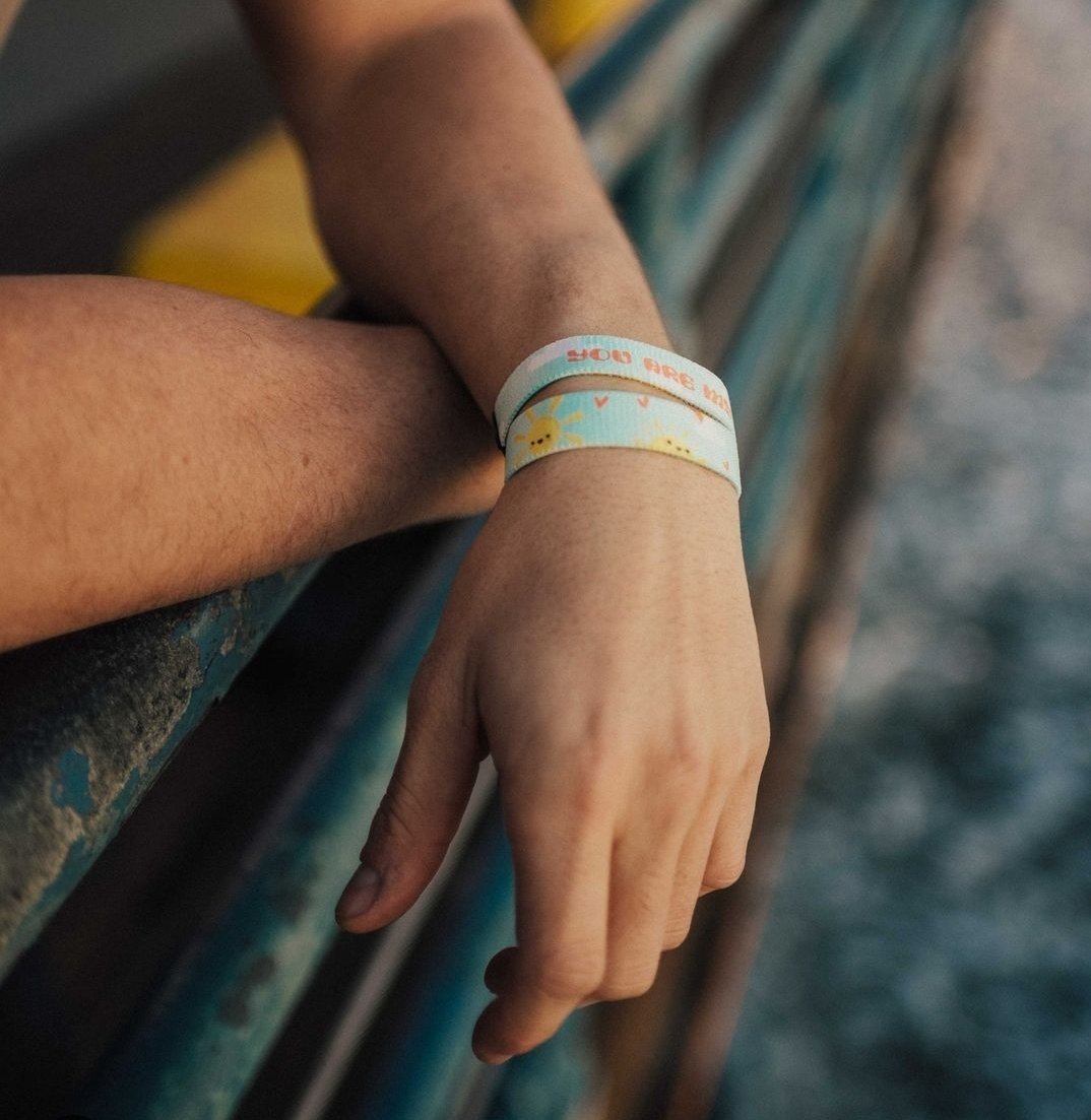 Animated_Cutie's tweet photo. @4evr_IndigoRain @zox They're so comfortable! These bracelets don't snag on anything. You don't have to worry about links popping apart or metals tarnishing. They're user-friendly, soft, easy to store, and come with a cute little case & a card. I hope I see more people wearing them! #ZOX https://t.co/PROSeIgmfD