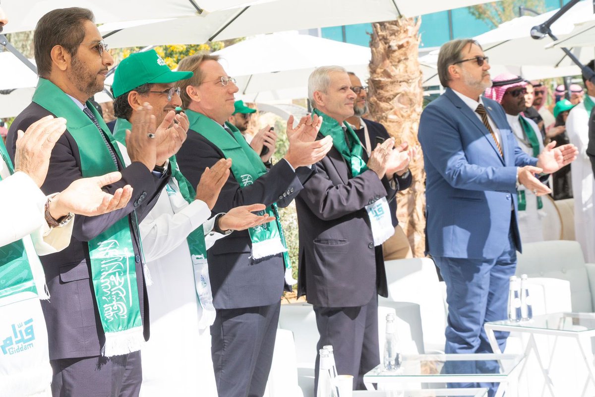 AhmedAlKhateeb's tweet photo. دعمًا للأخضر؛ دعوت في مقر الوزارة عدد من سفراء الدول لمتابعة مباراة المنتخب الوطني بكأس العالم 2022. https://t.co/2R4fbE185C