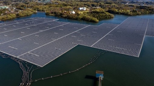 fossilfreeusa's tweet photo. #Floatingsolarfarms are increasing globally, driven by land scarcity.  In the #Netherlands those solar panels are not static; they follow the sun.  #Proteus was built by #SolarisFloat, a Portuguese company.  #Japan is investing heavily in floating farms. https://t.co/aUNHeiarG9