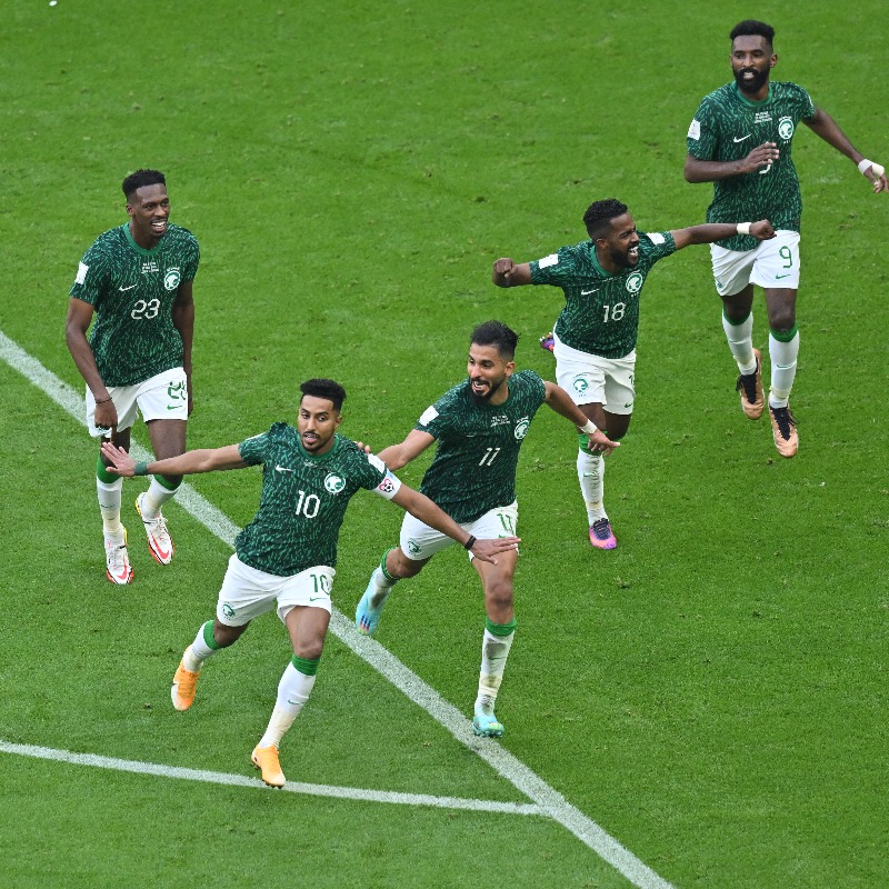 ArabNewsSport's tweet photo. 🇸🇦 Saudi Arabia pull off one of the biggest upsets in #FIFAWorldCup history following a comeback win against Argentina! 🤯

#Qatar2022