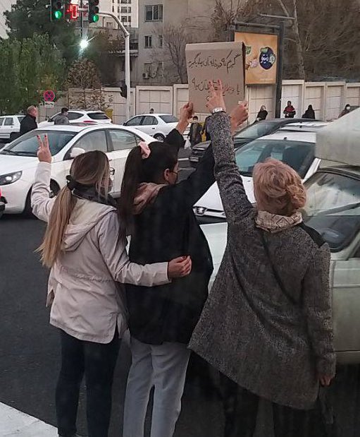 arminarefi's tweet photo. MESSAGE FORT brandi par ces femmes dévoilées lundi 21 novembre 2022 en pleine rue à Téhéran à l’adresse des automobilistes : « Vous qui êtes réfugiés chez vous, que faites-vous de vos consciences ? » #Iran #MahsaAmini https://t.co/wwj36gjR9e