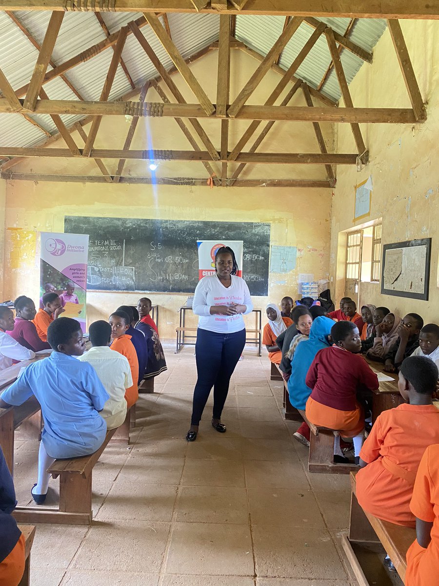 DwonaInitiative's tweet photo. @nankunda20 and @lynda_eunice started off very strong by introducing what #childpregnancies are, their causes and consequences.
The students are now painting what they think causes #earlymarriages.
Come take a peep and see what they have to say🎨
#LetArtBeMyVoice #16DaysUg https://t.co/KEHm3FYMc6