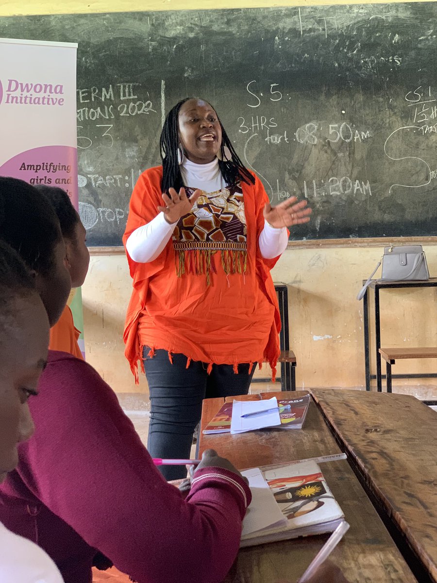 DwonaInitiative's tweet photo. @nankunda20 and @lynda_eunice started off very strong by introducing what #childpregnancies are, their causes and consequences.
The students are now painting what they think causes #earlymarriages.
Come take a peep and see what they have to say🎨
#LetArtBeMyVoice #16DaysUg https://t.co/KEHm3FYMc6