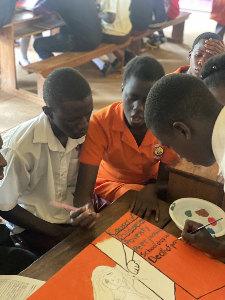 DwonaInitiative's tweet photo. @nankunda20 and @lynda_eunice started off very strong by introducing what #childpregnancies are, their causes and consequences.
The students are now painting what they think causes #earlymarriages.
Come take a peep and see what they have to say🎨
#LetArtBeMyVoice #16DaysUg https://t.co/KEHm3FYMc6