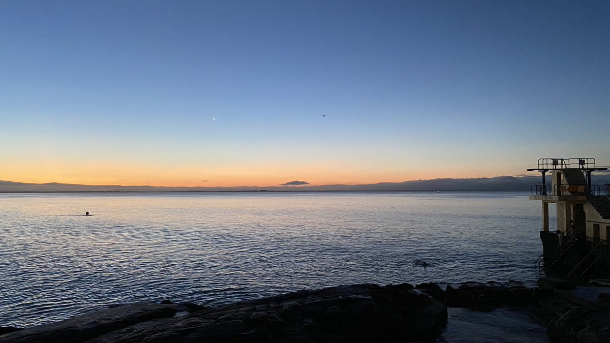 Steall airgead gealaí,
Sa breacadh úr, dofheicthe.
Seó deiridh léirithe…
Go dtí an chéad lá eile!