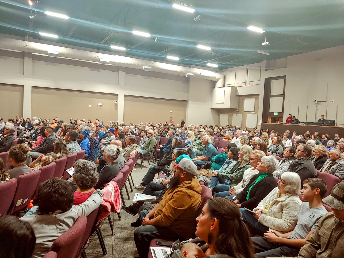 MarkLeeDickson's tweet photo. Last night over 400 Coloradans gathered together for a Sanctuary Cities for the Unborn Interest Meeting for the City of Pueblo, Colorado (pop. 112,368). The ordinance we are proposing can be read here: https://t.co/g1z1rdDknH #ProLifeColorado https://t.co/E9Izad90rM
