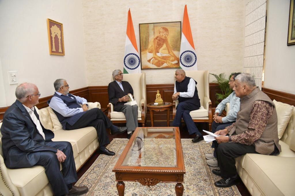 Shri DR Mehta Ji, Founder of Bhagwan Mahaveer Viklang Sahayata Samiti called on Hon'ble Vice President, Shri Jagdeep Dhankhar at Upa-Rashtrapati Nivas. Shri Dhankhar appreciated BMVSS's contribution towards the rehabilitation of the disabled through their Jaipur Foot initiative.