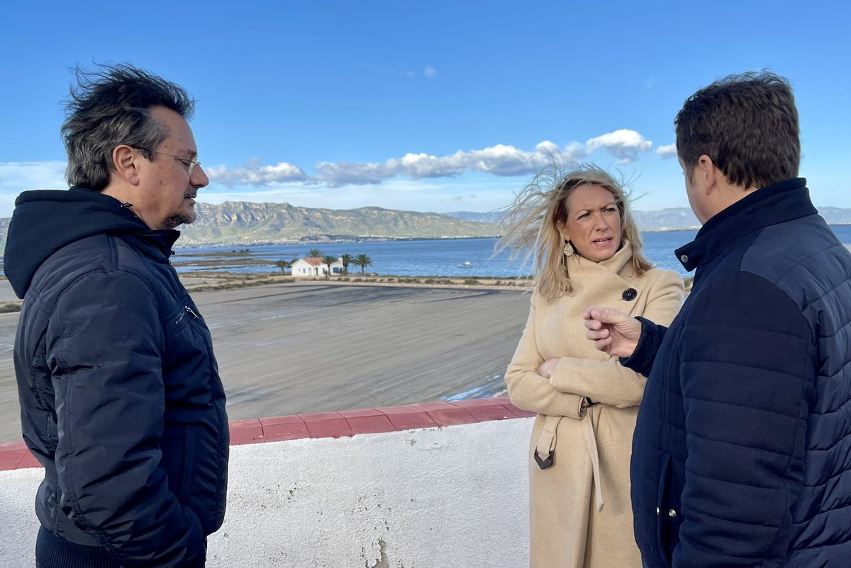 MariaEugeniaGay's tweet photo. Vistem les Salines de la Trinitat amb #INFOSA on hem pogut conèixer els processos que segueixen en la extracció i producció de sal i amb qui hem aprofundit sobre la biodiversitat d’aquesta zona.
Amb el subdelegat @JoanSabateB i el director provincial de costes @toniesfo. https://t.co/MyhNeUOaUB