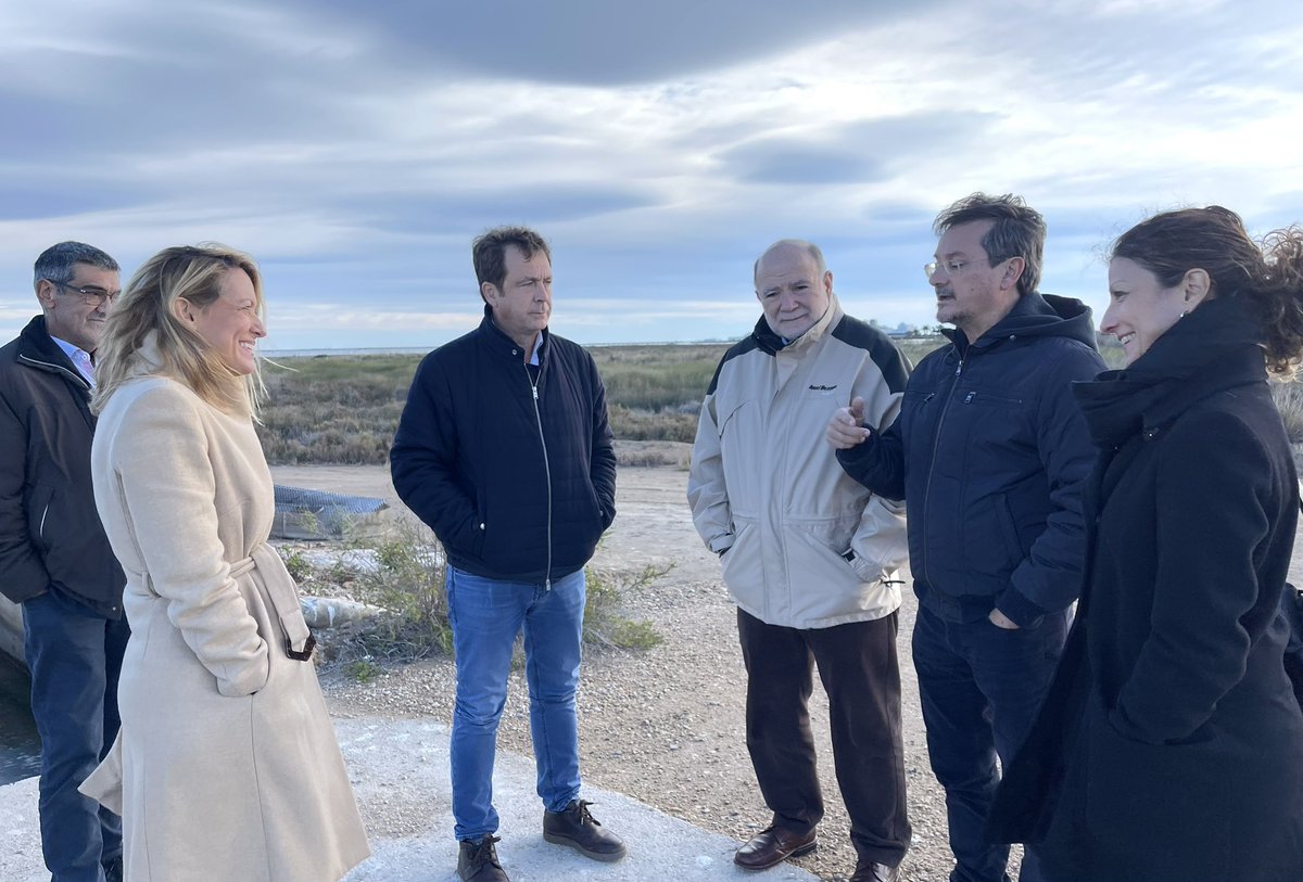 MariaEugeniaGay's tweet photo. Vistem les Salines de la Trinitat amb #INFOSA on hem pogut conèixer els processos que segueixen en la extracció i producció de sal i amb qui hem aprofundit sobre la biodiversitat d’aquesta zona.
Amb el subdelegat @JoanSabateB i el director provincial de costes @toniesfo. https://t.co/MyhNeUOaUB