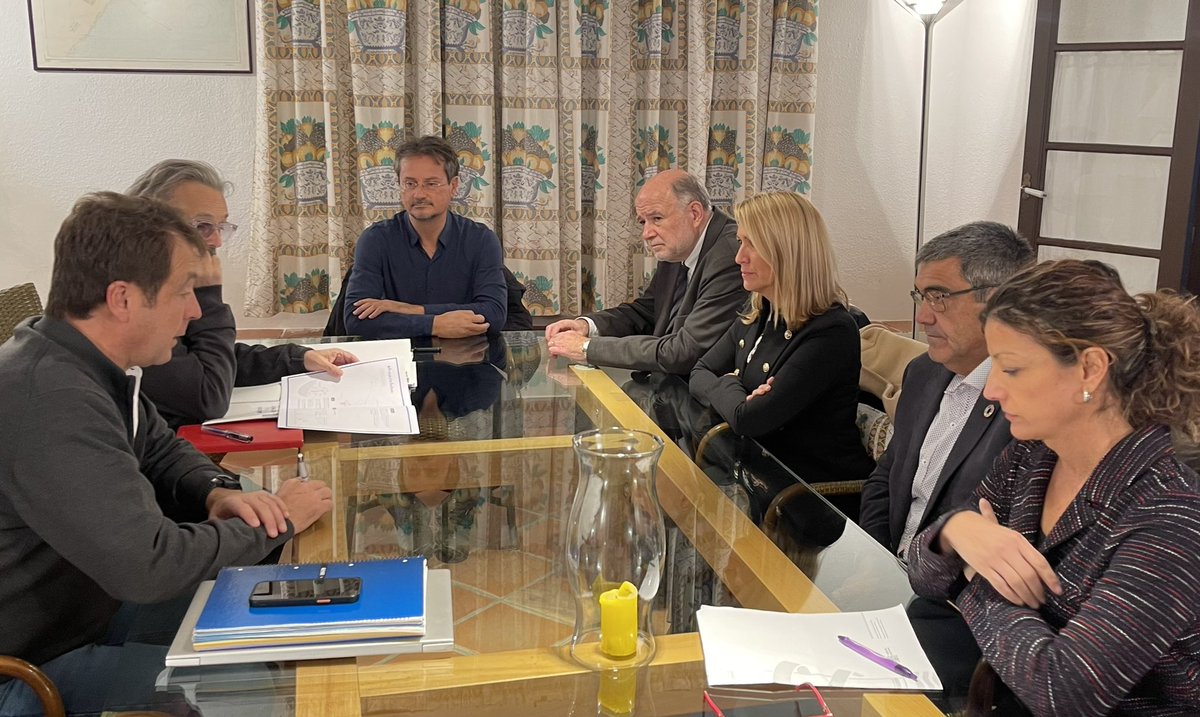MariaEugeniaGay's tweet photo. Vistem les Salines de la Trinitat amb #INFOSA on hem pogut conèixer els processos que segueixen en la extracció i producció de sal i amb qui hem aprofundit sobre la biodiversitat d’aquesta zona.
Amb el subdelegat @JoanSabateB i el director provincial de costes @toniesfo. https://t.co/MyhNeUOaUB