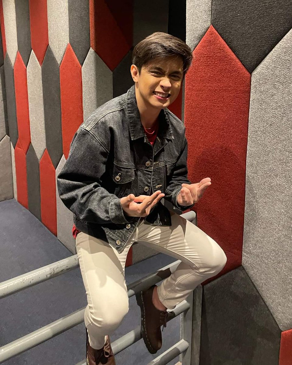 "Don't be afraid of losing people. Be afraid of losing yourself by trying to please everyone around you.

GMA RISING STAR
#JohnArcenas
#BidaNextJohnArcenas
#EB_JohnArcenas
<a href="/EatBulaga/">Eat Bulaga!</a>