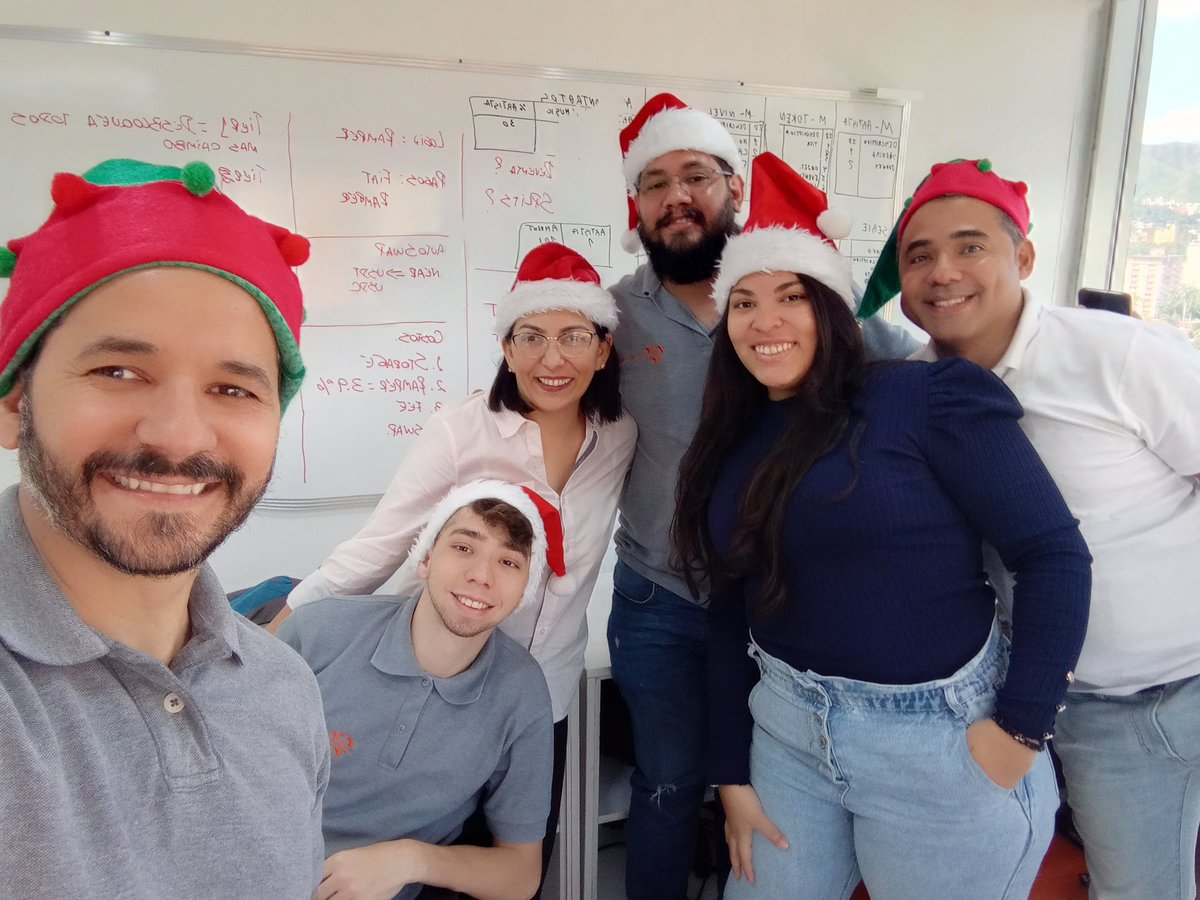 arevalomariae's tweet photo. Excelente inicio de día laboral con este súper equipo, llegó la navidad a la oficina :-) https://t.co/KVA0r6f2q1