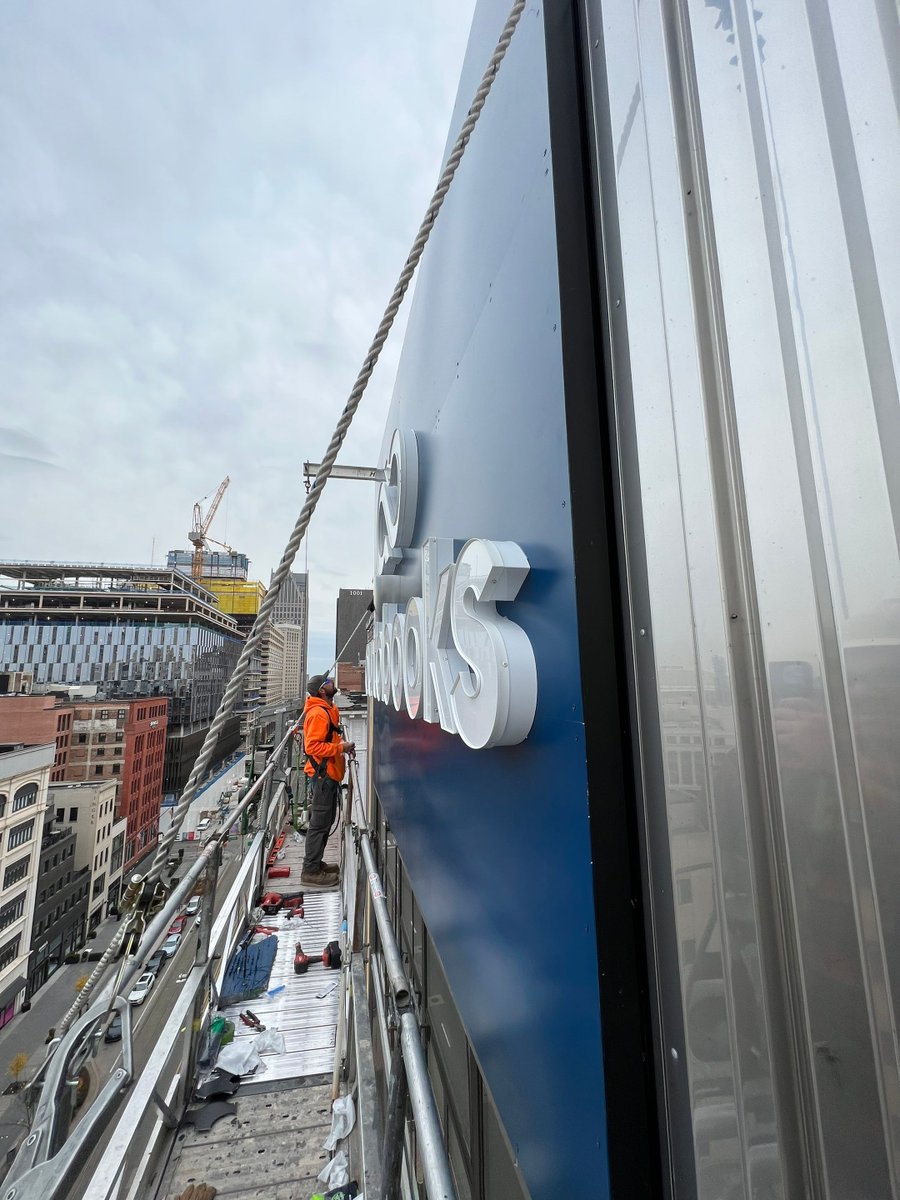 metrosignsal's tweet photo. We recently completed this installation for Autobooks in downtown Detroit. Our technicians worked from a swing stage almost 120 feet in the air. 

#swingstage #Detroit #MetroSigns #installation #fabrication #autobooks #view #technicians #hiriseinstall https://t.co/bm8AdC0SeE
