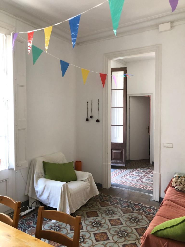 bertisssima's tweet photo. Hola!!!!!!!!! Ens queda una habitació (doble) lliure al born els mesos de desembre i gener. Si a algú li interessa contacteu amb mi!!! https://t.co/5bIUKtJnOh