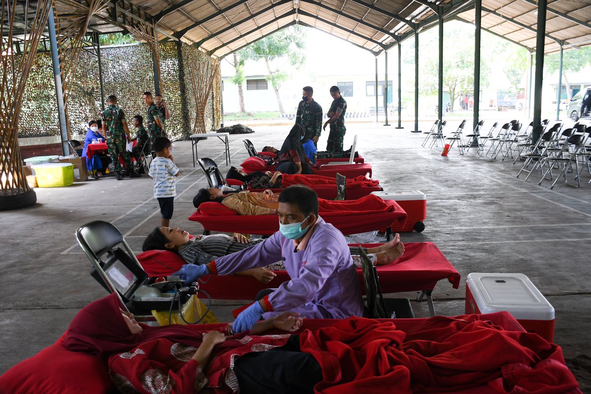 Yonarmed_7's tweet photo. Dalam rangka memperingati HUT ARMED TNI AD ke 77, Satuan Yonarmed 7/105 GS Biringgalih telah menyelenggarakan kegiatan Donor Darah dengan tema ‘’Setetes darah untuk Bangsa dan Negara’’ yang bertempat di lapangan Bulu tangkis Yonarmed 7/105 GS Biringgalih. https://t.co/SX5Qx3qMW7