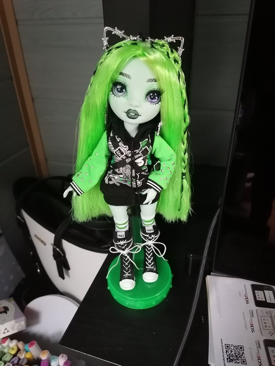 Hashuran's tweet photo. Note rapide dans mon carnet perso, pour retenir sa tenue comme référence.
- Harley 💚
#art #note #notebook #quicksketch #sketchbook #characterart #cuteart #kawaiiart #doll #collection #rainbowhigh #rainbow #shadowhigh #neonshadow #harley https://t.co/t2a0C5BIk7