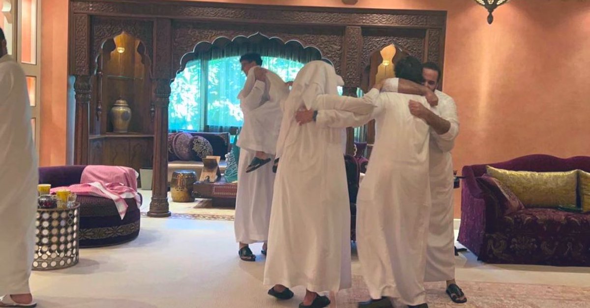yba13's tweet photo. هنيئًا لك الفوز وهنيئًا للوطن بك 🇸🇦💚
سمو #ولي_العهد وعراب الرؤية الطموحة
الأمير محمد بن سلمان في فرحة وعناق واحتفال بمناسبة فوز منتخب السعودية لكرة القدم على الأرجنتين في #كأس_العالم_2022
.
@AbdulazizTF 
#السعوديه_الارجنتين https://t.co/e8ekV3TEDV