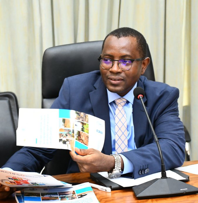UNIDO_Guinea's tweet photo. Visite de courtoisie et d’échanges du Rep. Pays de l’#ONUDI en #Guinee auprès de SEM Dansa Kourouma, Président du Parlement de la Transition (#CNT). Échanges riches et fructueux et sur la coopération entre l’ONUDI et l Guinée. Perspectives de cooperation plus active. https://t.co/WtCKFn6tcL