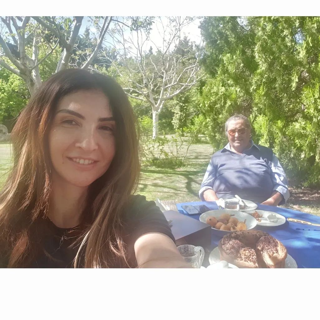 KarakiRima's tweet photo. من ايام قليلة ما كنت عارفة انو هيدي الجلسة رح تكون الاخيرة...
صديق العمر انت؛
روميو لحود الفنان ما في كلام يوصفو.. بس يلي عند هالجبل خارج الاطار العام، كلام الدني ما بتساعو...عشر سنين من الصداقة علمتني كتير؛ علمتني انو الكبار ملوك العطاء بلا حساب وبلا توقعات وبكتير من التواضع.. . https://t.co/sDCxA89vpB
