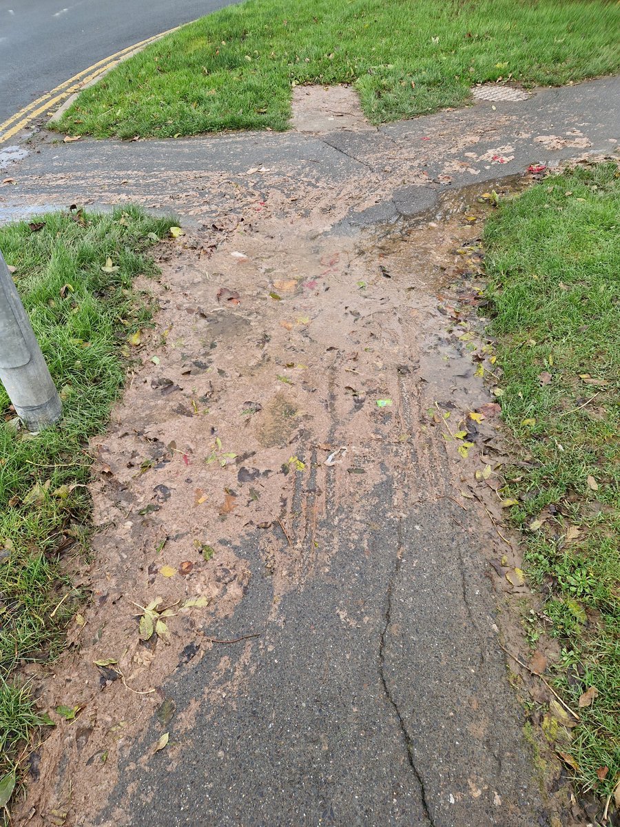 krissybow86's tweet photo. @EnvAgency @wealdendistrict this has been leaking since Friday am, reported by numerous people still unfixed. Raw sewage being trapsed into the school, people's cars. Please sort this out as a priority before someone is seriously sick from human feaces. Oakleaf drive polegate! https://t.co/x4bBKYoKZM