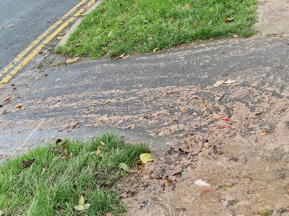 krissybow86's tweet photo. @EnvAgency @wealdendistrict this has been leaking since Friday am, reported by numerous people still unfixed. Raw sewage being trapsed into the school, people's cars. Please sort this out as a priority before someone is seriously sick from human feaces. Oakleaf drive polegate! https://t.co/x4bBKYoKZM