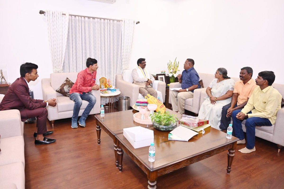JharkhandCMO's tweet photo. मुख्यमंत्री श्री @HemantSorenJMM से वेल्लोर (तमिलनाडु) की सबसे बड़ी पंचायत विरंचिपुरम की प्रमुख बी. गुणासुन्दरी ने मुलाकात की। उन्होंने मुख्यमंत्री को बताया कि झारखण्ड के विभिन्न जिलों से बड़ी संख्या में मरीज इलाज कराने के लिए सीएमसी, वेल्लोर आते हैं 1/2 https://t.co/jXRN9b5unK