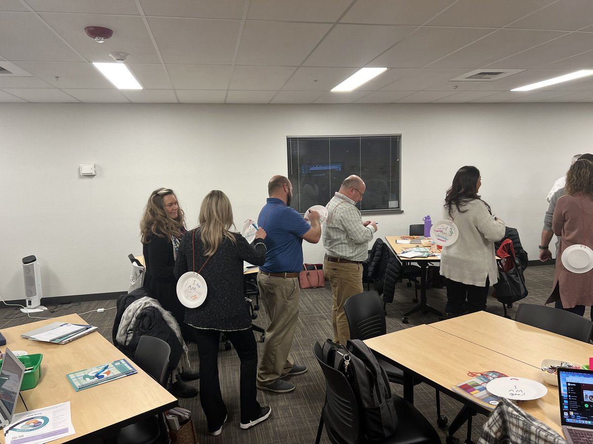 This was from last week, but too cool to pass up! This is an fantastic group of school leaders from Moses Lake staying late after work to connect and learn about school leadership! ❤️💛 Thank you ML Leaders!! @AWSP_Principals @AWSLeaders @MosesLakeSD