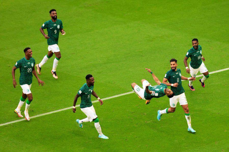 مبادرة كيم تبارك للوطن فوز المنتخب 🇸🇦 

صقورنا قدّها وقدود 💪💚