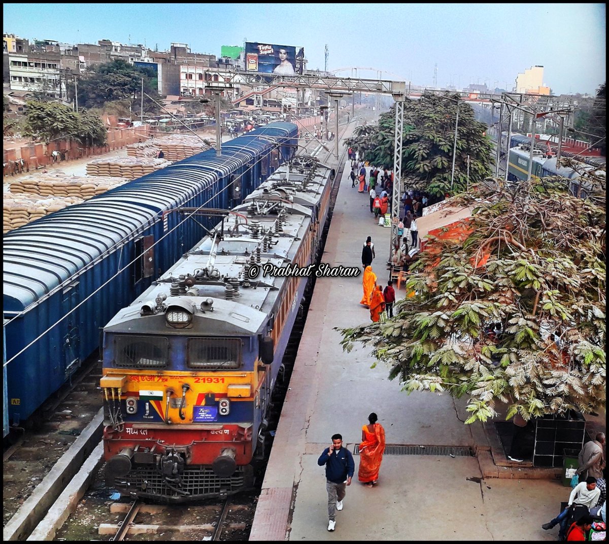 prabhatusha's tweet photo. First time at @KhagariaJn

Ex. Kalyan shed WCAM-3 now WAG7 M/21931 &amp; 21893 spotted.

#KhagariaJn #Kalyan #WCAM #WAG7M https://t.co/f8D4ahyfih