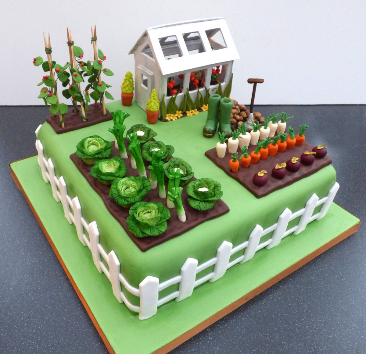 RioCakeBake's tweet photo. Epic garden cake made for @CallumGardens0 🥕
(credit: @ShonlSion for the amazing picture). 📸 https://t.co/bgNJyLAdpu