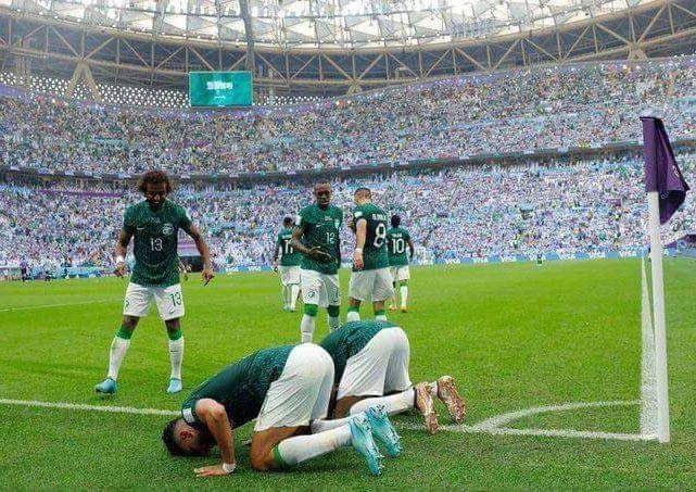 KHQ_i's tweet photo. #السعوديه_الارجنتين  أَنْ قَالُوا إِحَنًا مَيْن.. قُلْنَا السعوديييييين 💚💚💚💚🇸🇦🇸🇦🇸🇦🇸🇦 https://t.co/dfwnEBUNuF