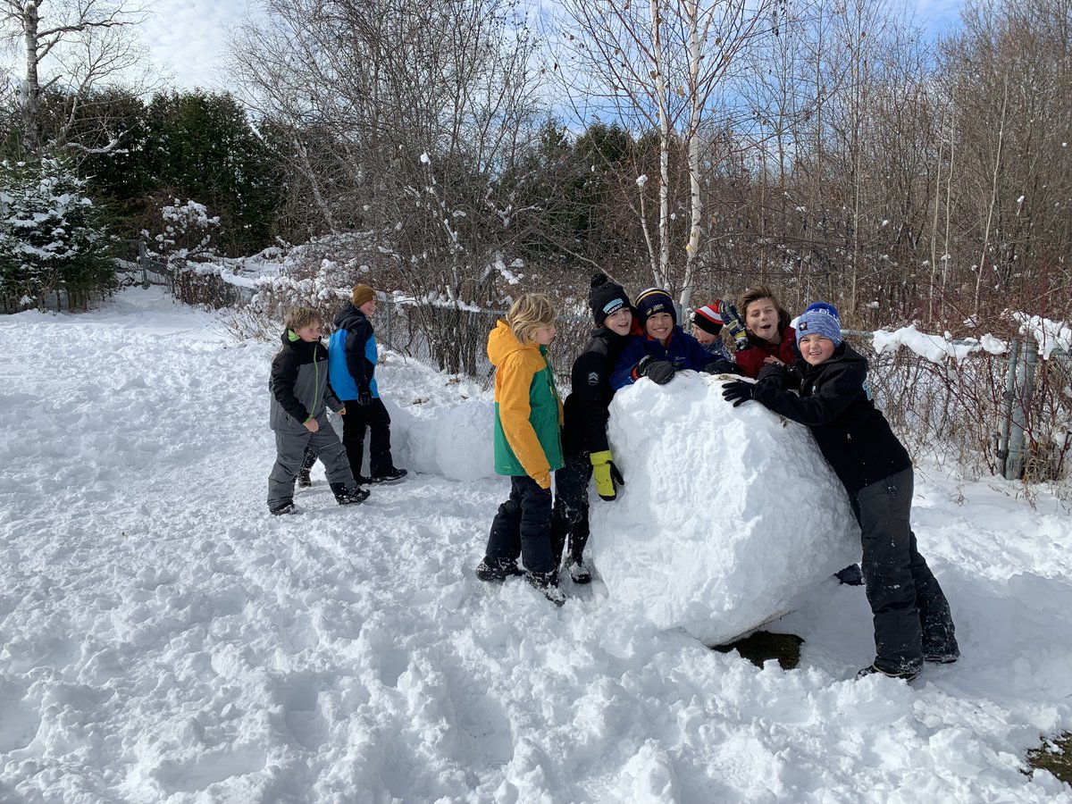 <a href="/SMCDSB_NOD/">Notre Dame C.S.</a> students working together to create &amp; build in the beautiful snow #strongerbettertogether #smcdsbkind <a href="/SMCDSB/">Simcoe Muskoka Catholic District School Board</a>