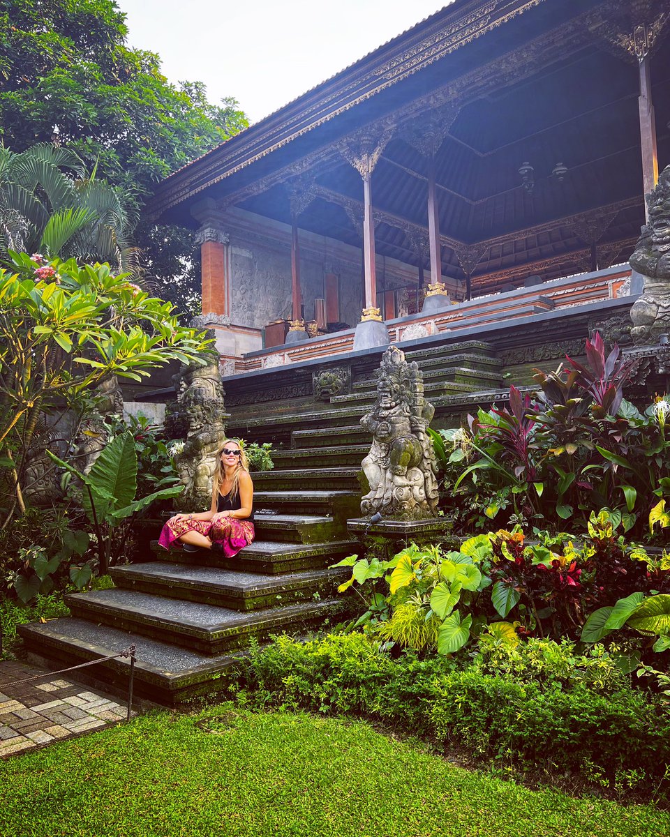 The colors of #Bali #Indonesia 🇮🇩 and the fantasy of wanting to blend in.. #UbudPalace Official residence of the royal family of #Ubud #RedLipsPorElMundo 💋💄 #RedLipsAlways #MyLifeAroudTheWorld 🌎 #LoveTravel ❤️ #TravelAddict 🗺📌 @crisainz