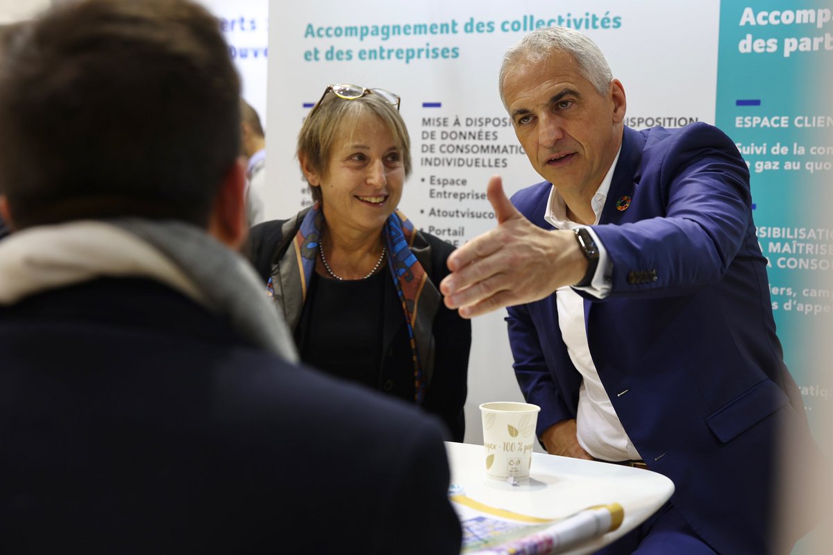 #SMCL2022 - Visite de <a href="/Jean_LucFUGIT/">Jean-Luc FUGIT</a>, député du Rhône, sur le stand #GRDF pour échanger sur la Loi d’accélération des #EnR, et la place du gaz dans le #MixEnergétique.
#GazRenouvelables #Territoires #Energie #TransitionEnergétique