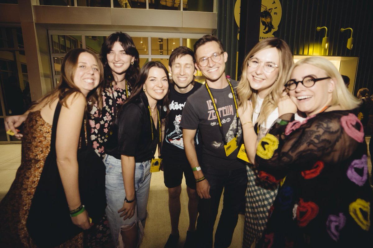 Buncha buds! 💛💛💛 <a href="/lindsacal/">Lindsay Calhoun</a> <a href="/domesticetch/">Elizabeth Goodspeed</a> <a href="/jenmussari/">Jen Mussari</a> @thebradevans <a href="/destroytoday/">Jonnie Hallman</a> @yourbuddymeg