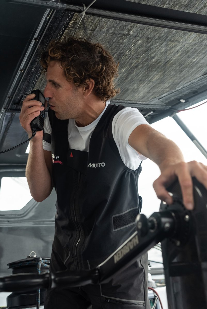 Le bateau de notre skipper @tanguyleturquai perd un safran et a une voie d'eau au large de la Guadeloupe ! ll tient bon et tente de tenir jusqu'à l'arrivée !