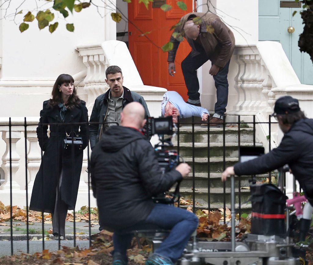 🚨 FIRST LOOK! Kaya Scodelario e Theo James foram vistos no set de filmagens da nova série da Netflix: ‘The Gentlemen’ 😱