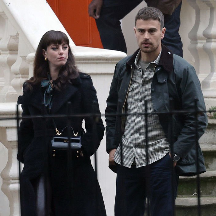 kayascodsbra's tweet photo. 🚨 FIRST LOOK! Kaya Scodelario e Theo James foram vistos no set de filmagens da nova série da Netflix: ‘The Gentlemen’ 😱 https://t.co/cu2p3PPcN2