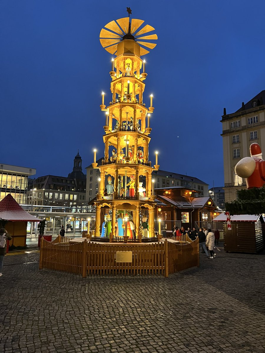 Nur noch 1x schlafen … morgen 16 Uhr beginnt der 588. Dresdner #Striezelmarkt. Dieses Mal wirklich. Am vergangenen Freitag haben wir die Beleuchtung getestet - läuft. Mehr Infos ➡️ dresden.de/de/rathaus/akt…