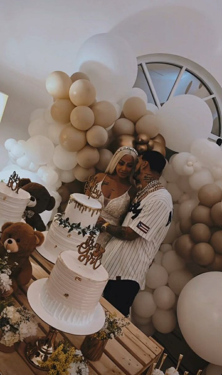 BreykManuel's tweet photo. Anuel y Yailin van a tener una hija 😐
Se me reinicia el Windows 🥴
#Anuel #YailinLaMasViral https://t.co/xWXnkURPAO