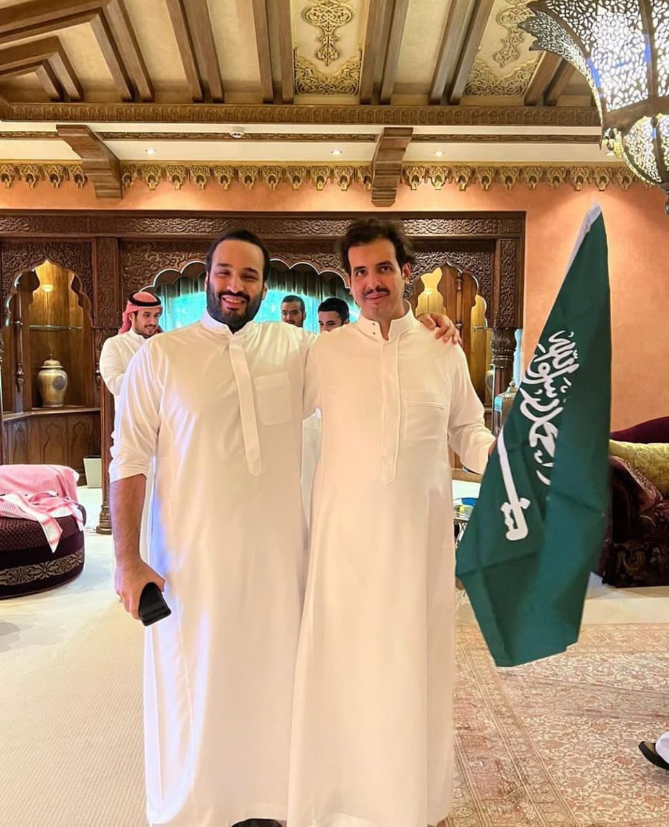 SaudiNews50's tweet photo. عاجل:

الأمير سعود بن سلمان ينشر عبر حسابه في الإنستقرام فرحة أخيه #ولي_العهد الأمير محمد بن سلمان والأمير سعود بن سلمان بعد فوز المنتخب على الأرجنتين في كأس العالم.

- https://t.co/g4MB06dUHa