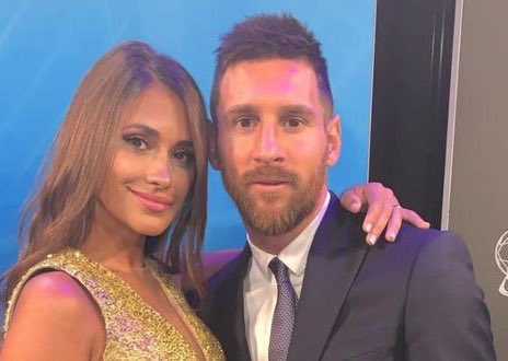 ceciarmy's tweet photo. Messi con su novia / Messi con un delfín https://t.co/kiI5xEPEx8