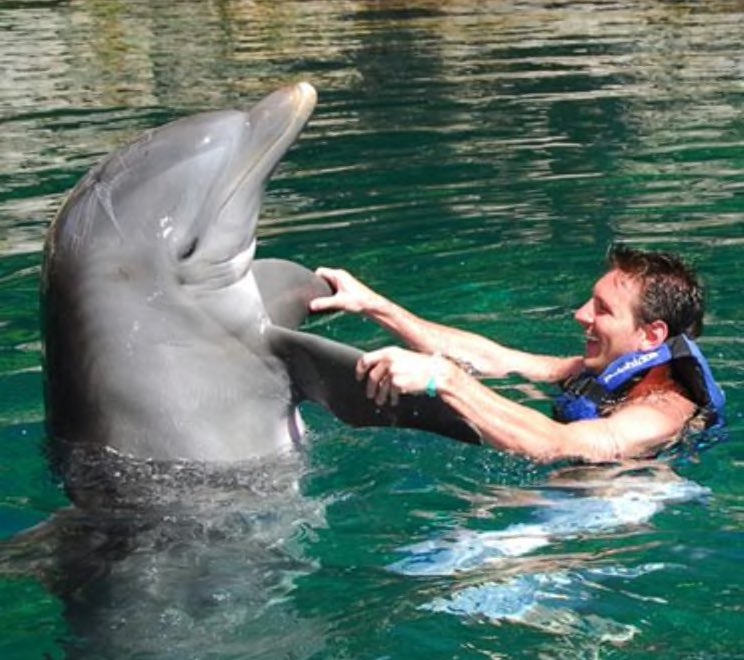Messi con su novia / Messi con un delfín