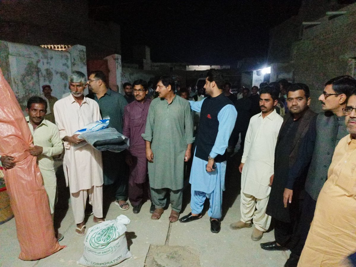 sirajuddin110's tweet photo. @GhanwerIsranSb Distribute Ration bags tents and blankets uc Khairpur Juso village Goghari https://t.co/dBIy7aOQO7