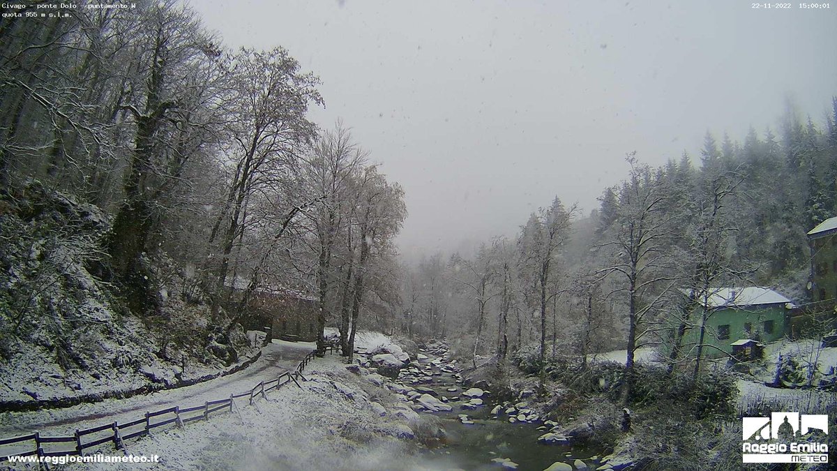 remeteo's tweet photo. Ore 15.15: quota❄️#neve scesa sugli 850-900m, bianche #Civago e #Cervarezza, fiocchi senza accumulo a #Toano. Circa 30cm a #RifugioBattisti (-2.9°C). 🌧#Piogge dalla mezzanotte 35-50mm, 🌬raffiche sui 40-50km/h.
Dati e webcam:https://t.co/VAWsGESuZw
Radar:https://t.co/5M5OR796A9 https://t.co/mTFc0SvL3K