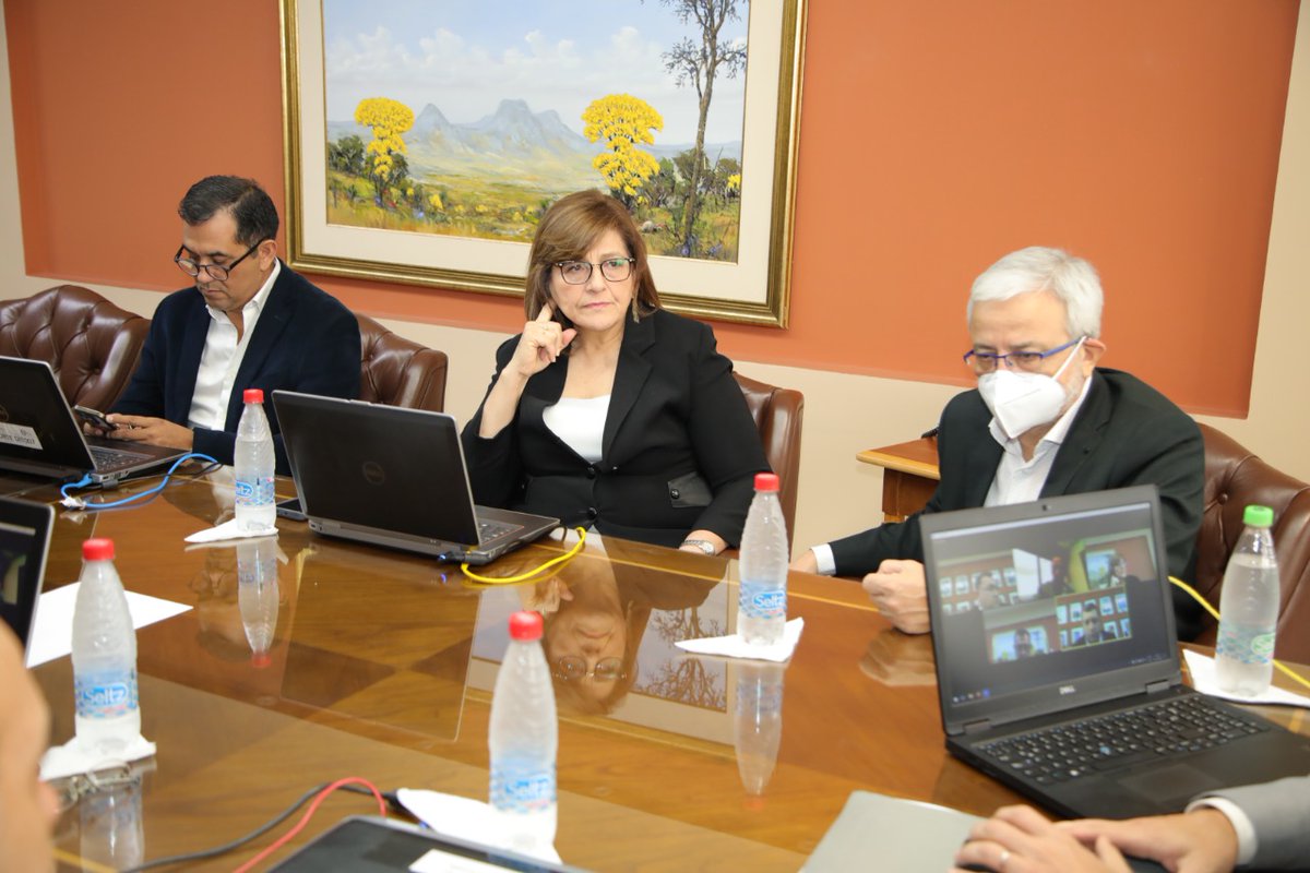 SenadoresPy's tweet photo. La vicepresidencia será ejercida por la senadora @ovelar_blanca. Participaron los senadores miembros @martinarevalopy, @dario_monges, @Amadoflorentinc y @jorgequerey

#SenadoPy https://t.co/FK8fOoJ5xD