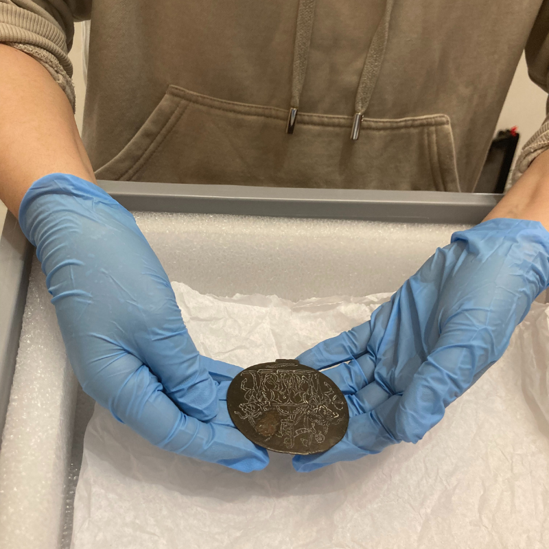 MuseeRomanite's tweet photo. [EN DIRECT] Aujourd'hui, notre responsable du département des collections et notre agent technique ont extrait plusieurs œuvres des vitrines pour pouvoir les prendre en photos. Cette action a pour but de compléter les archives du musée et parfaire notre base iconographique. https://t.co/aZ4SWANXWX