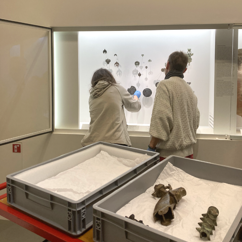 MuseeRomanite's tweet photo. [EN DIRECT] Aujourd'hui, notre responsable du département des collections et notre agent technique ont extrait plusieurs œuvres des vitrines pour pouvoir les prendre en photos. Cette action a pour but de compléter les archives du musée et parfaire notre base iconographique. https://t.co/aZ4SWANXWX